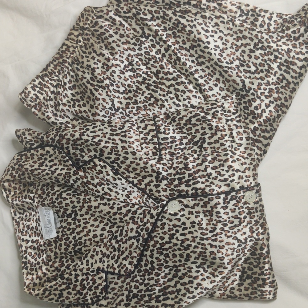 Excellent condition tiger print  character size large pajamas no flaws or snags